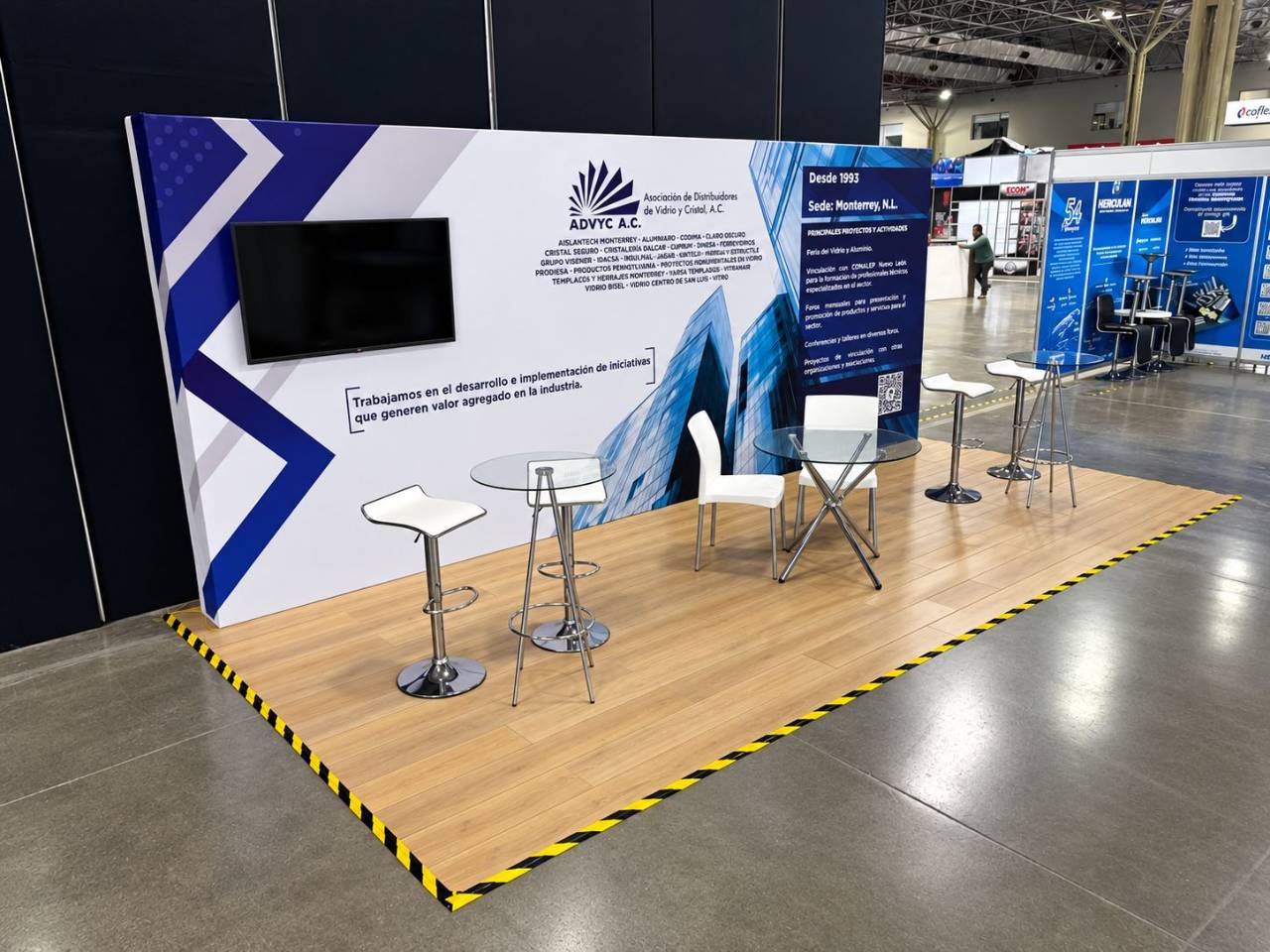 Stand con piso de madera y pantalla