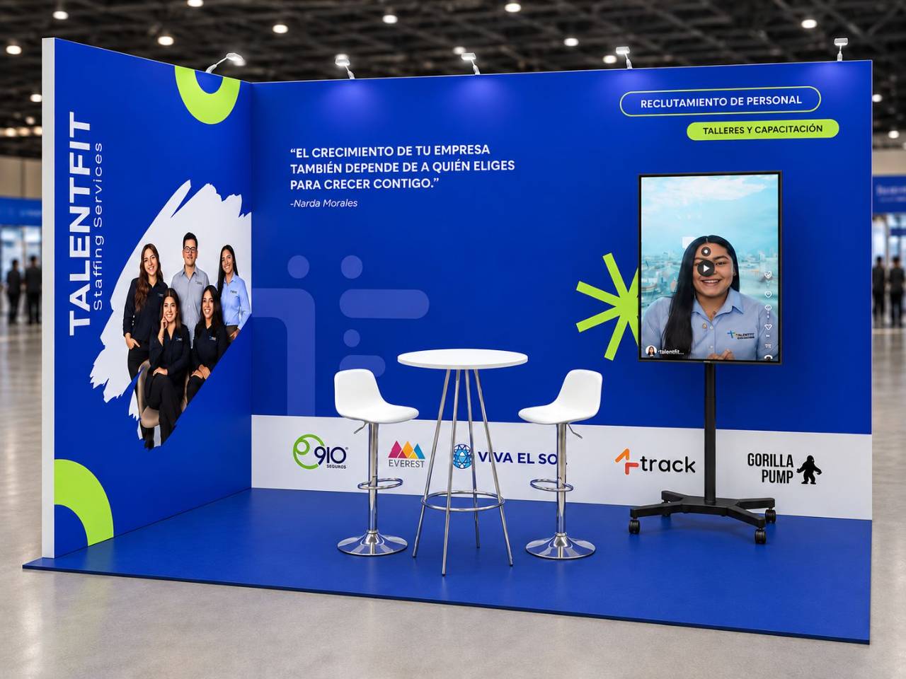 Stand TalentFit con pantalla y mesas altas